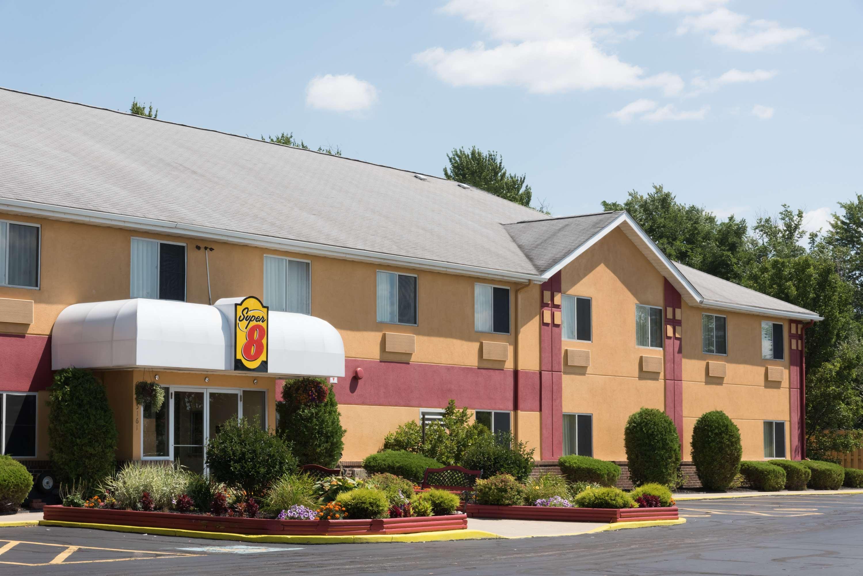 Super 8 by Wyndham Medina Hotel Bagian luar foto