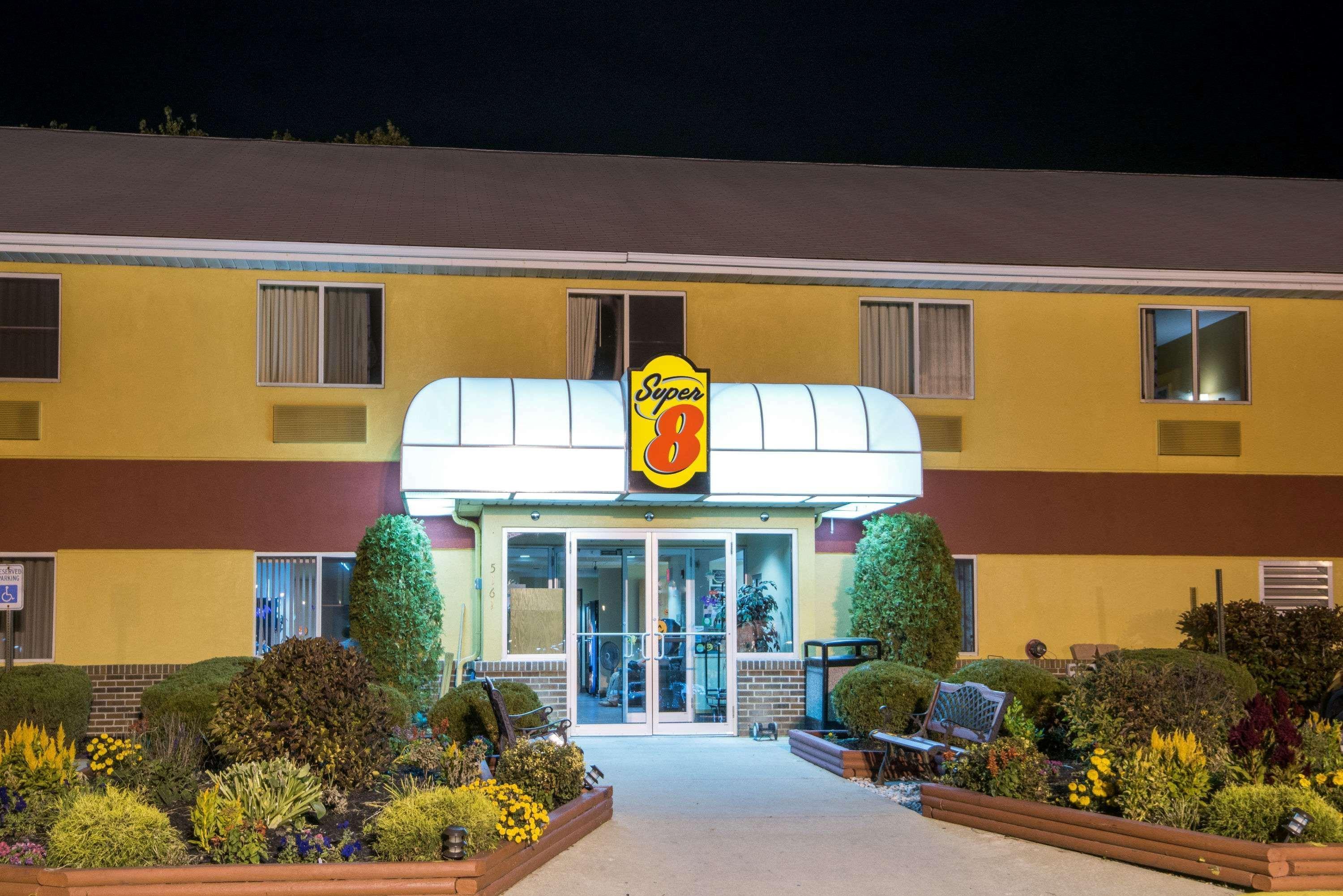 Super 8 by Wyndham Medina Hotel Bagian luar foto