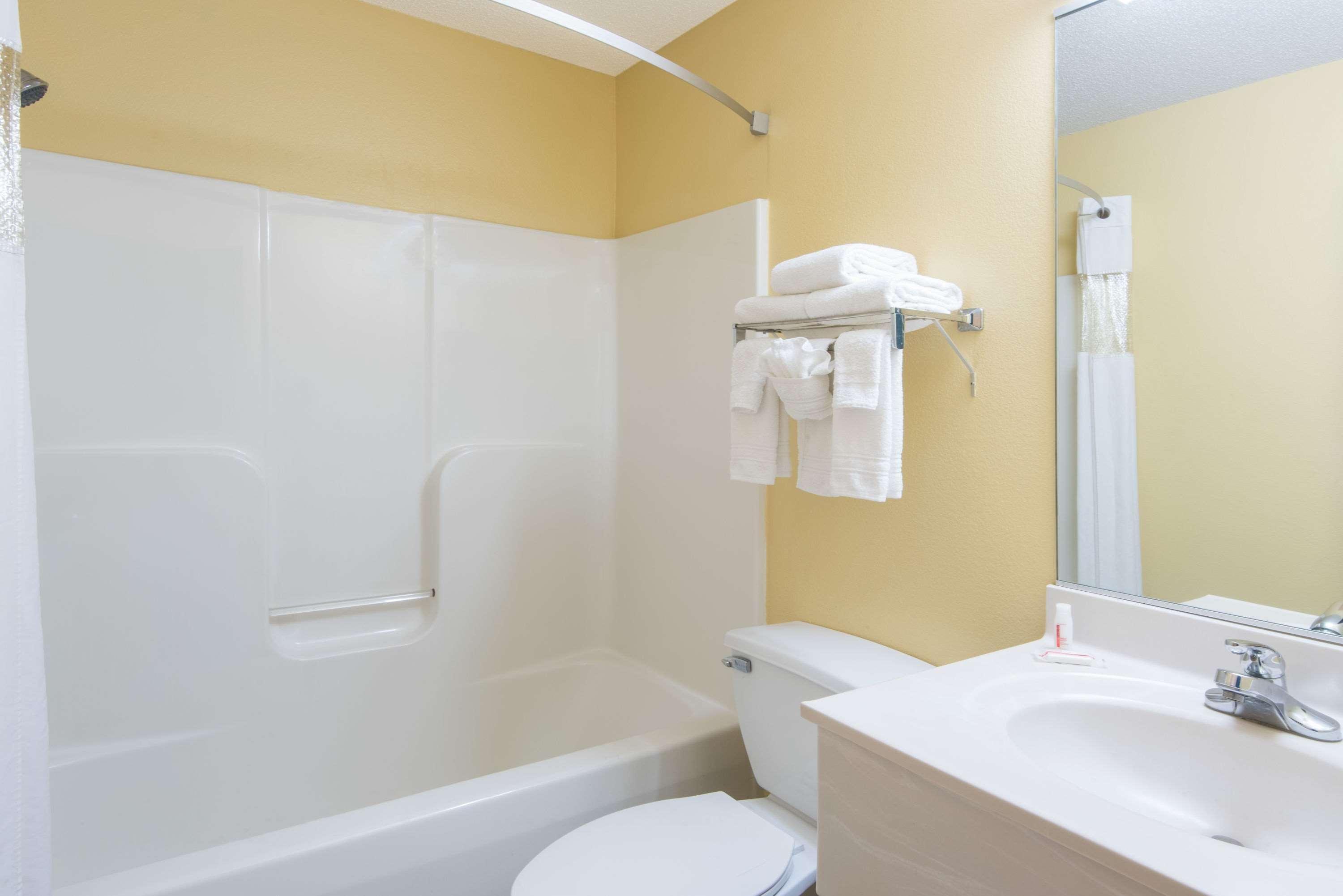 Super 8 by Wyndham Medina Hotel Bagian luar foto