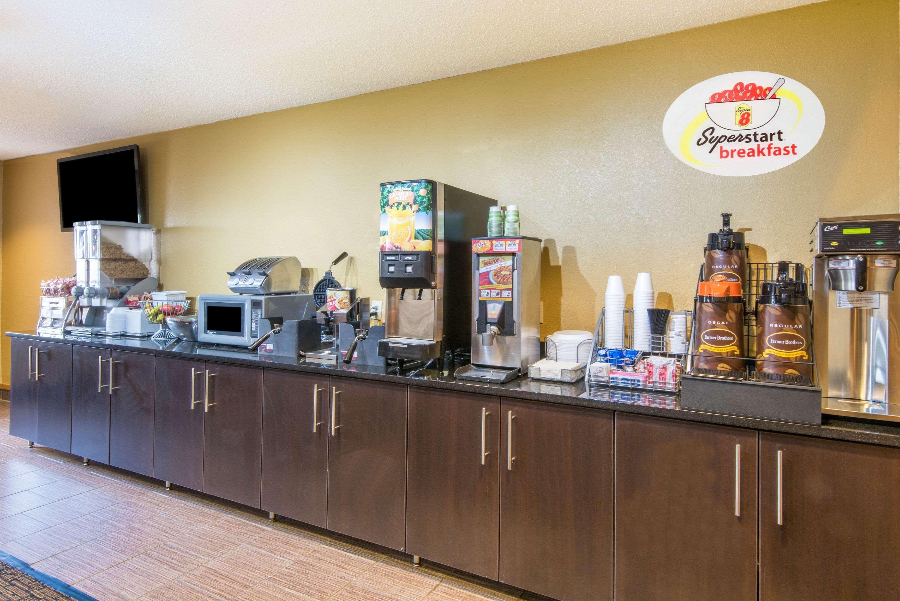Super 8 by Wyndham Medina Hotel Bagian luar foto